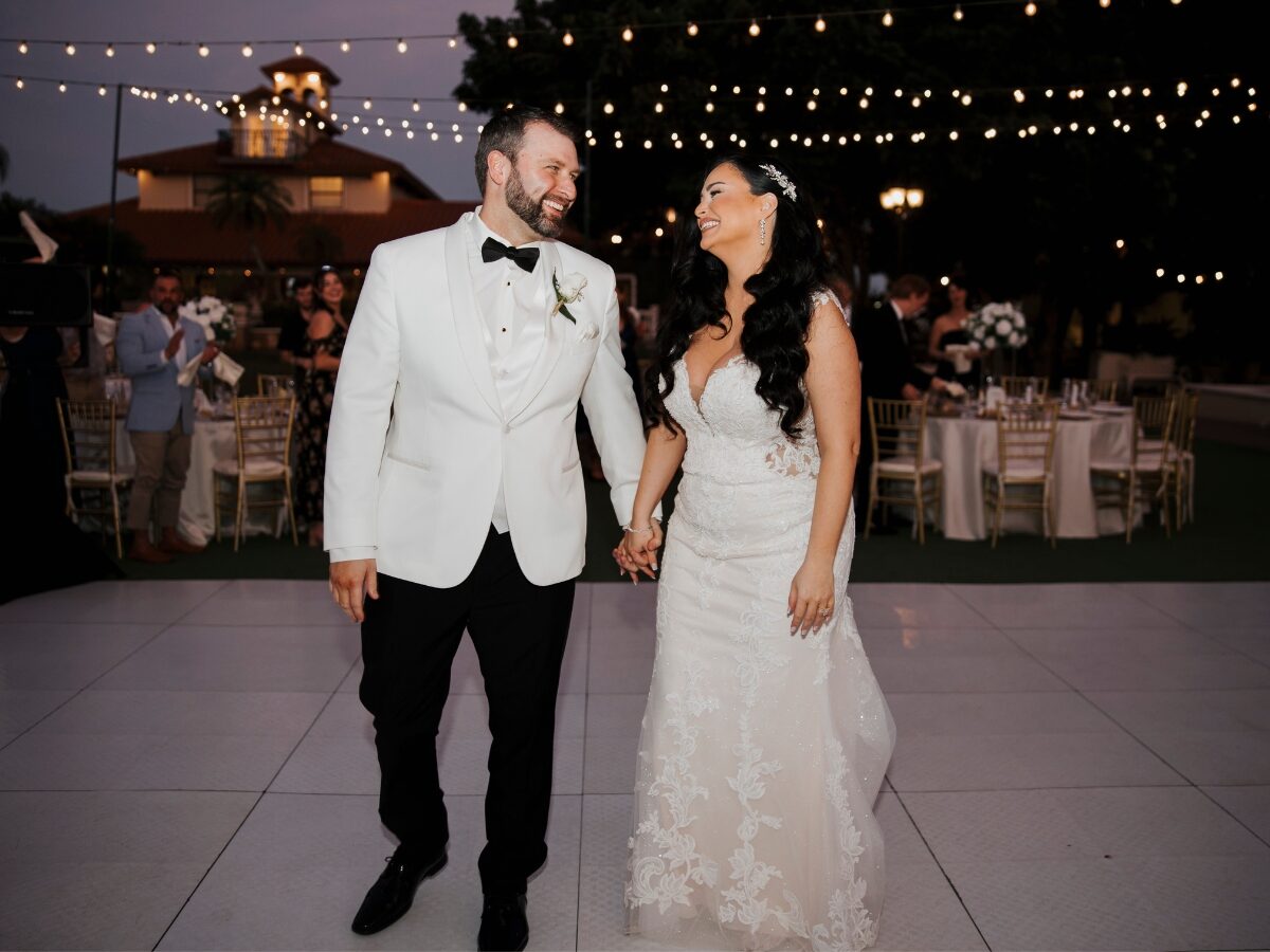 Una pareja de boda en Miami entra a su pista de baile para el primer baile