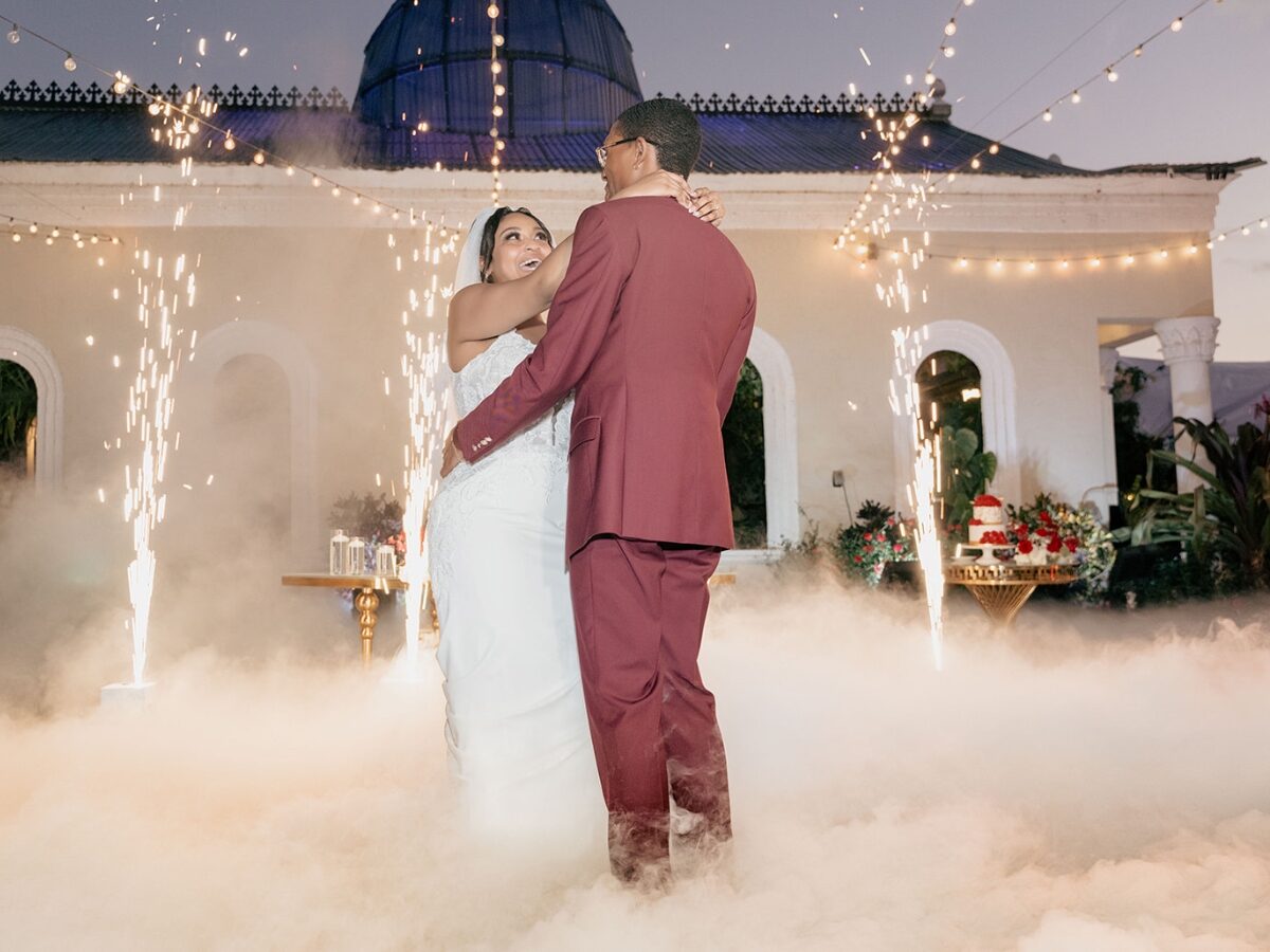 Pareja compartiendo su primer baile sobre las nubes en su boda en Miami
