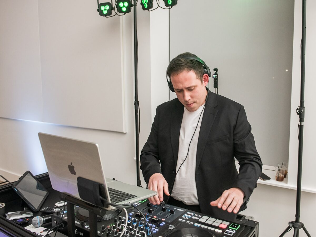 DJ Drew Segura pinchando en una boda, mezclando en vivo