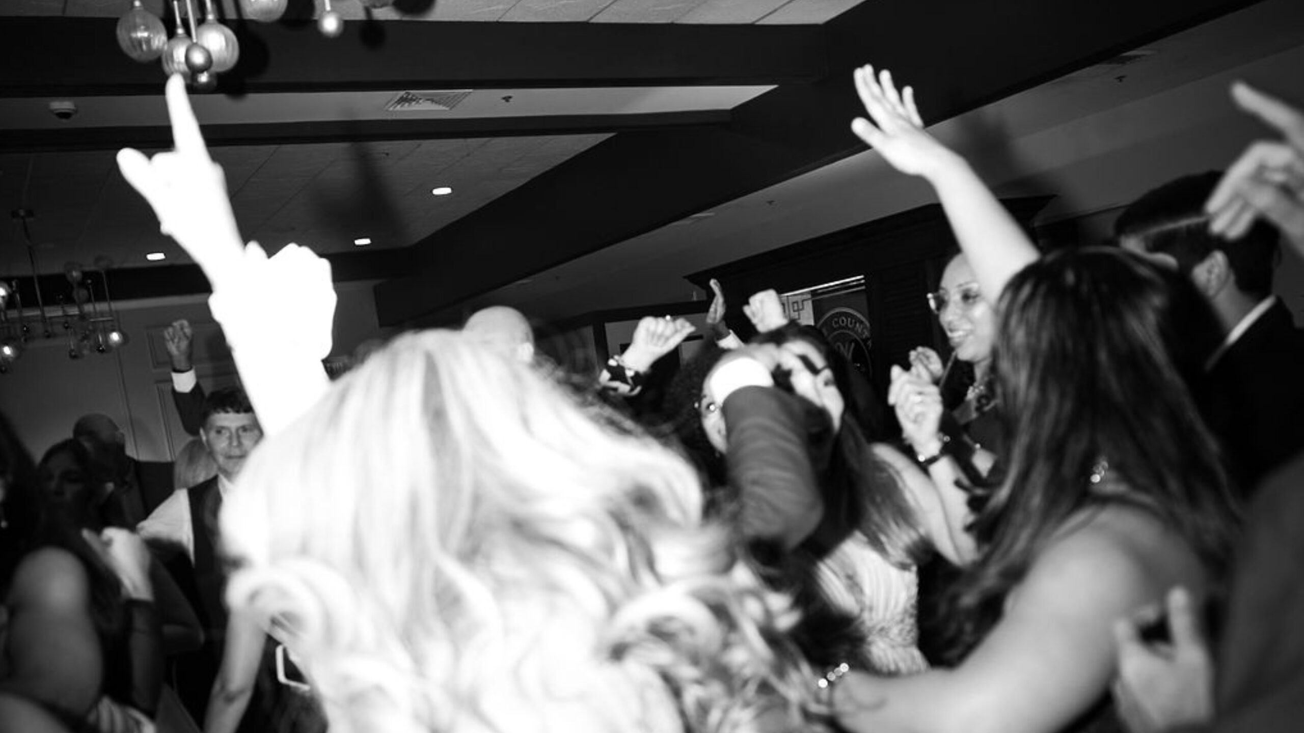DJ Phil Santos encendiendo una pista de baile llena en una boda del sur de Florida