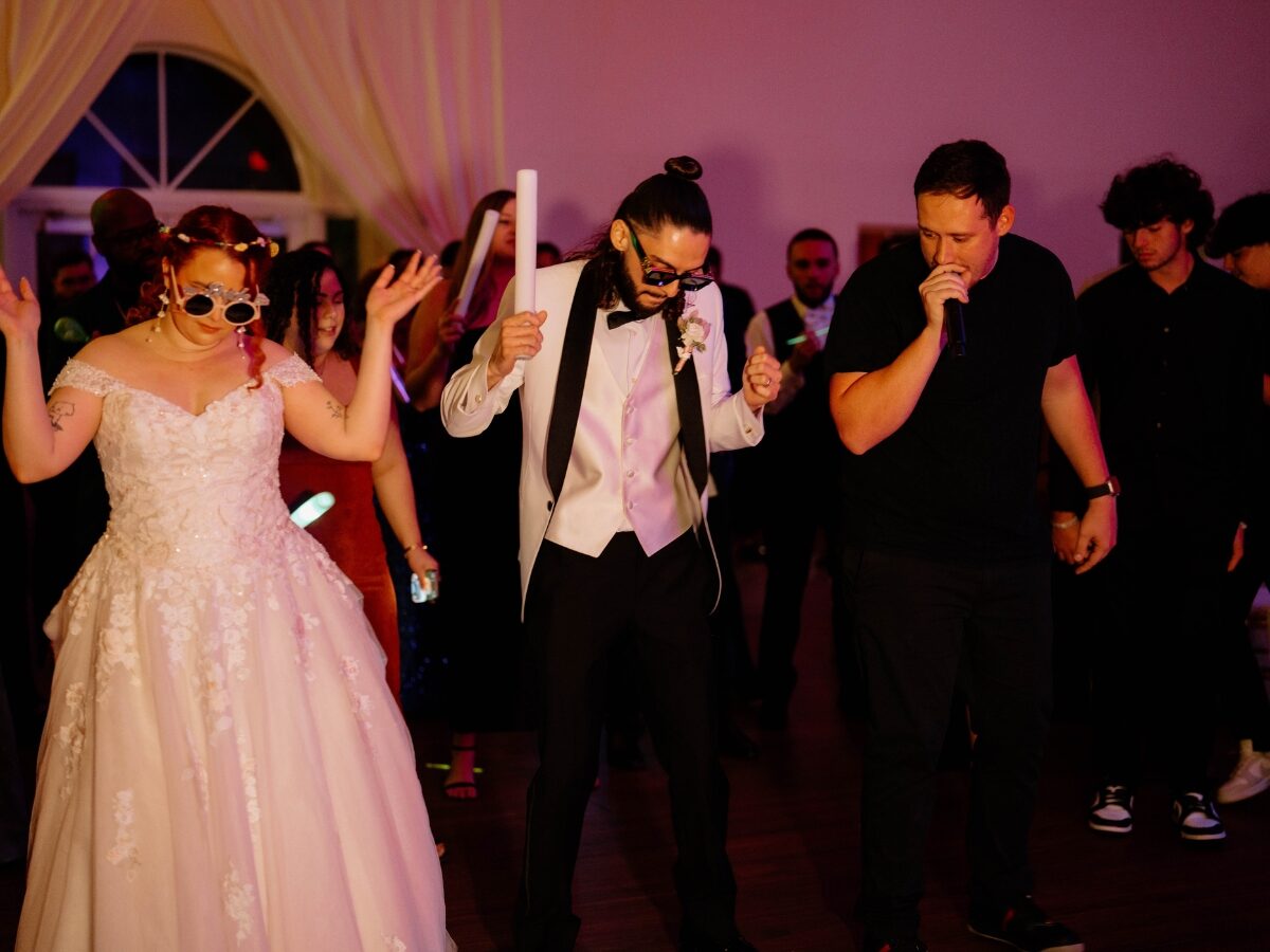 DJ Drew Segura bailando con los recién casados en la pista de baile de Vista Lago Ballroom