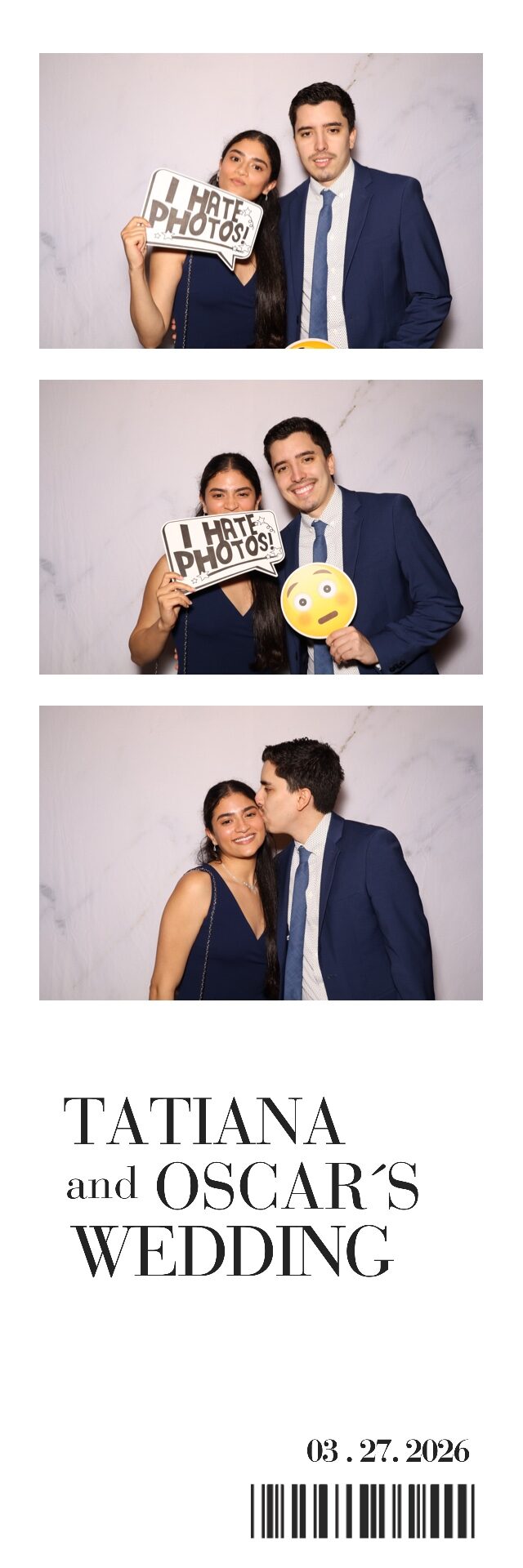 Invitados posando a lo largo de una tira clásica de la cabina de fotos