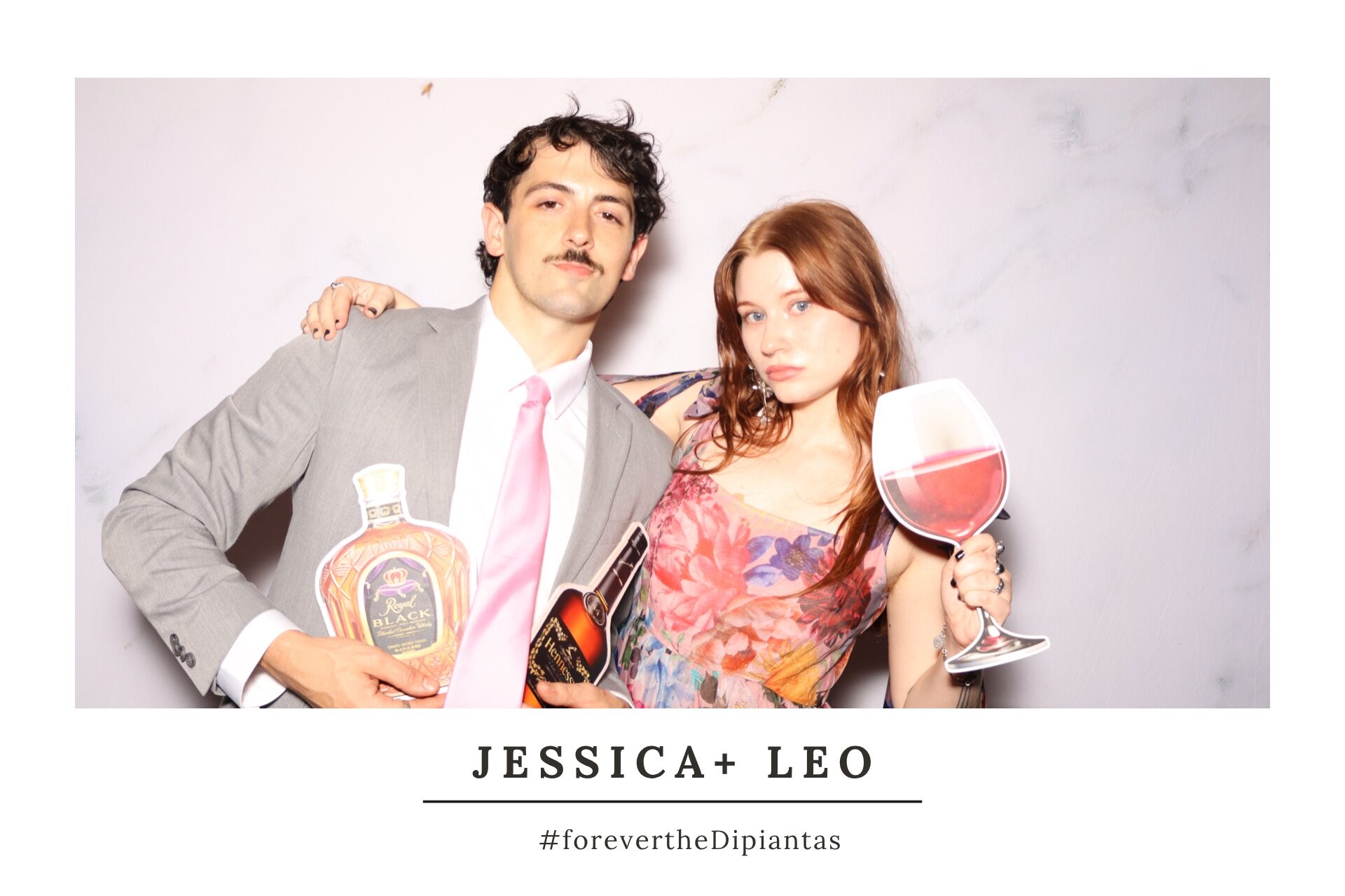 Diseño de cabina de fotos de boda con las iniciales de la pareja
