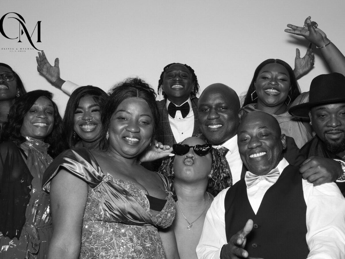 Foto glam en blanco y negro de las damas de honor en la cabina de fotos