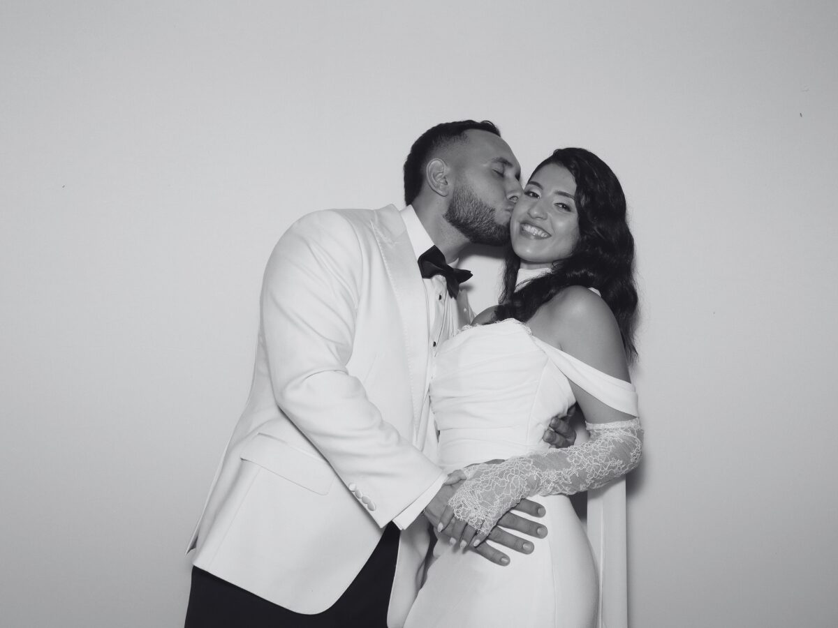 Pareja en una foto dramática en blanco y negro en la cabina de fotos