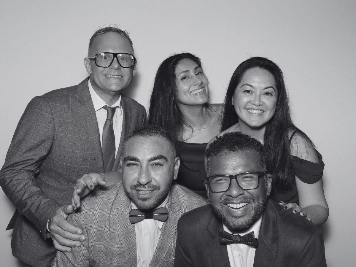 Invitados de la boda en un retrato glam en blanco y negro en la cabina