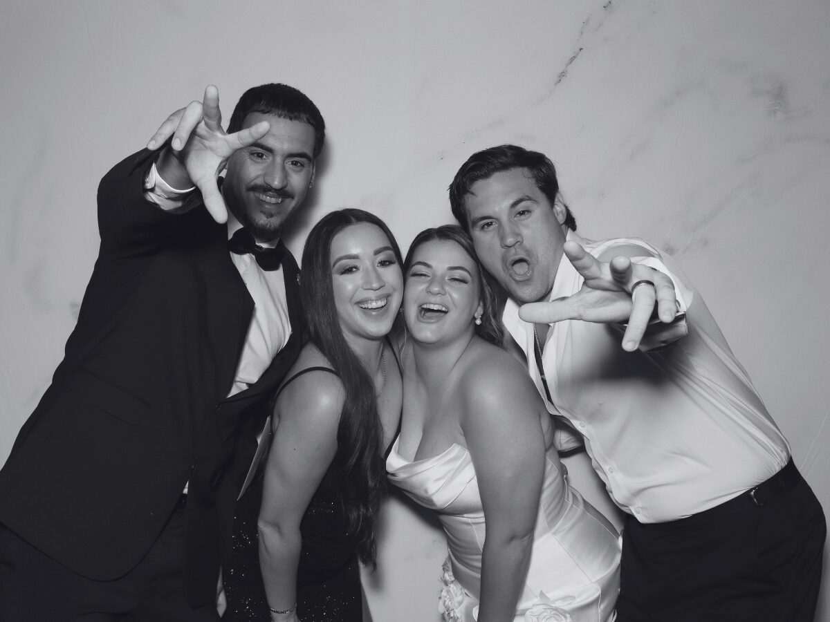 Recuerdo glam en blanco y negro de la cabina de fotos de la boda