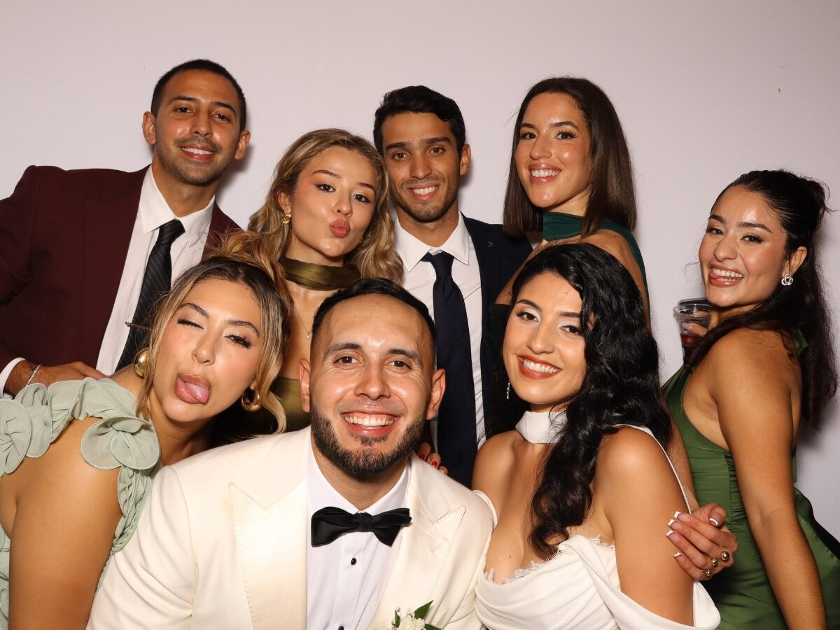 Padrinos divirtiéndose en la cabina de fotos de la boda