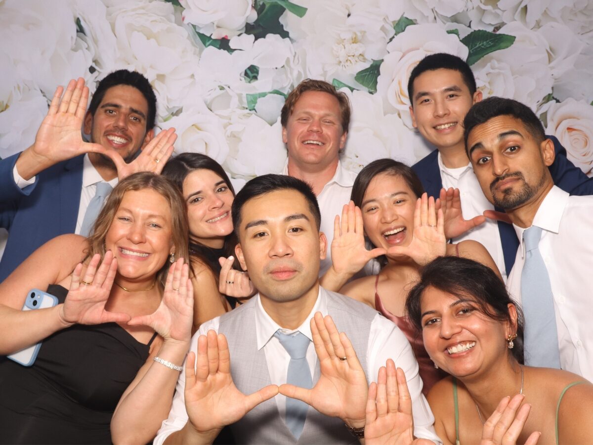 Foto grupal del cortejo nupcial en la Lux Booth