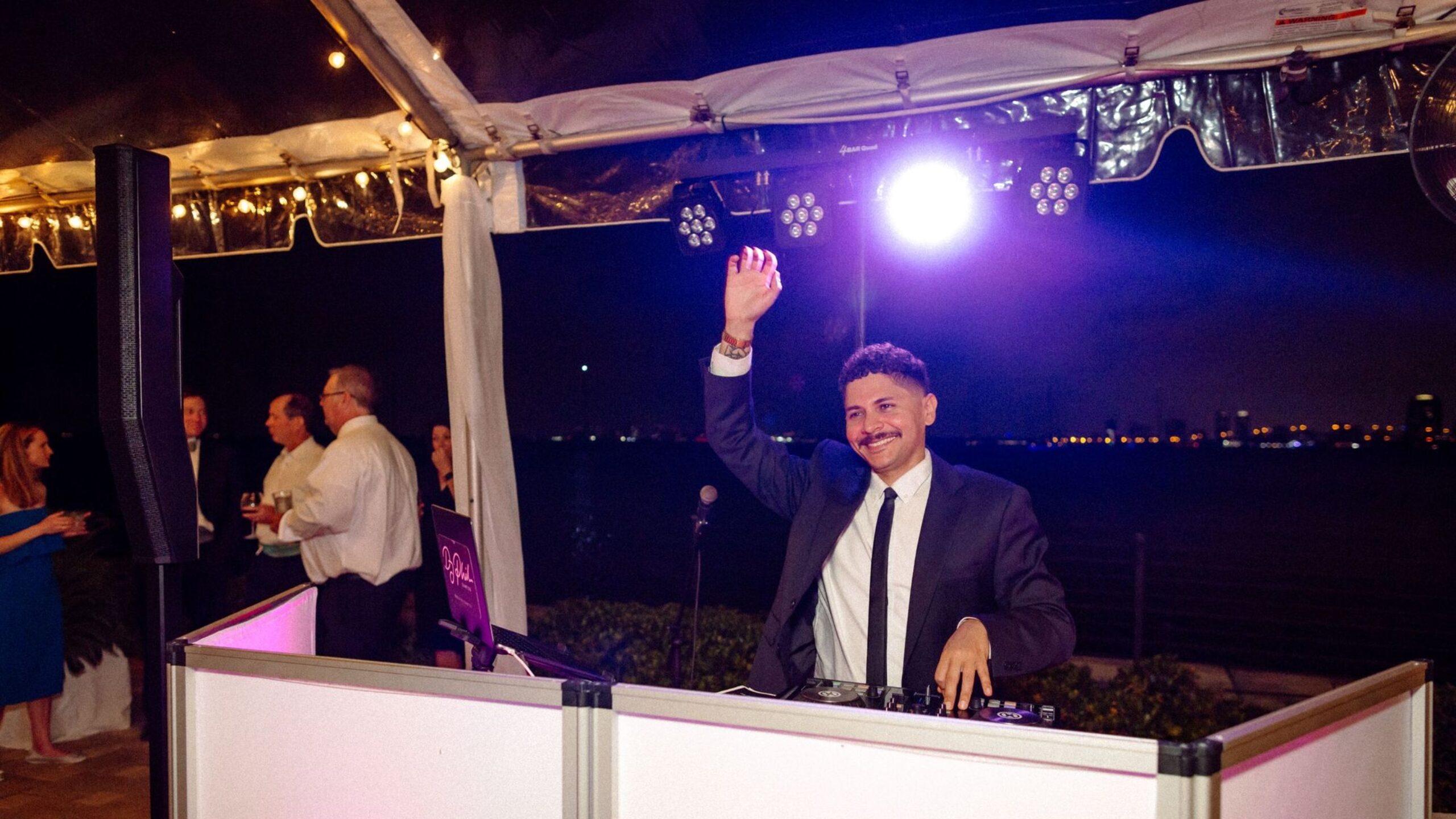 DJ Phil Santos actuando en una recepción de boda en el sur de Florida
