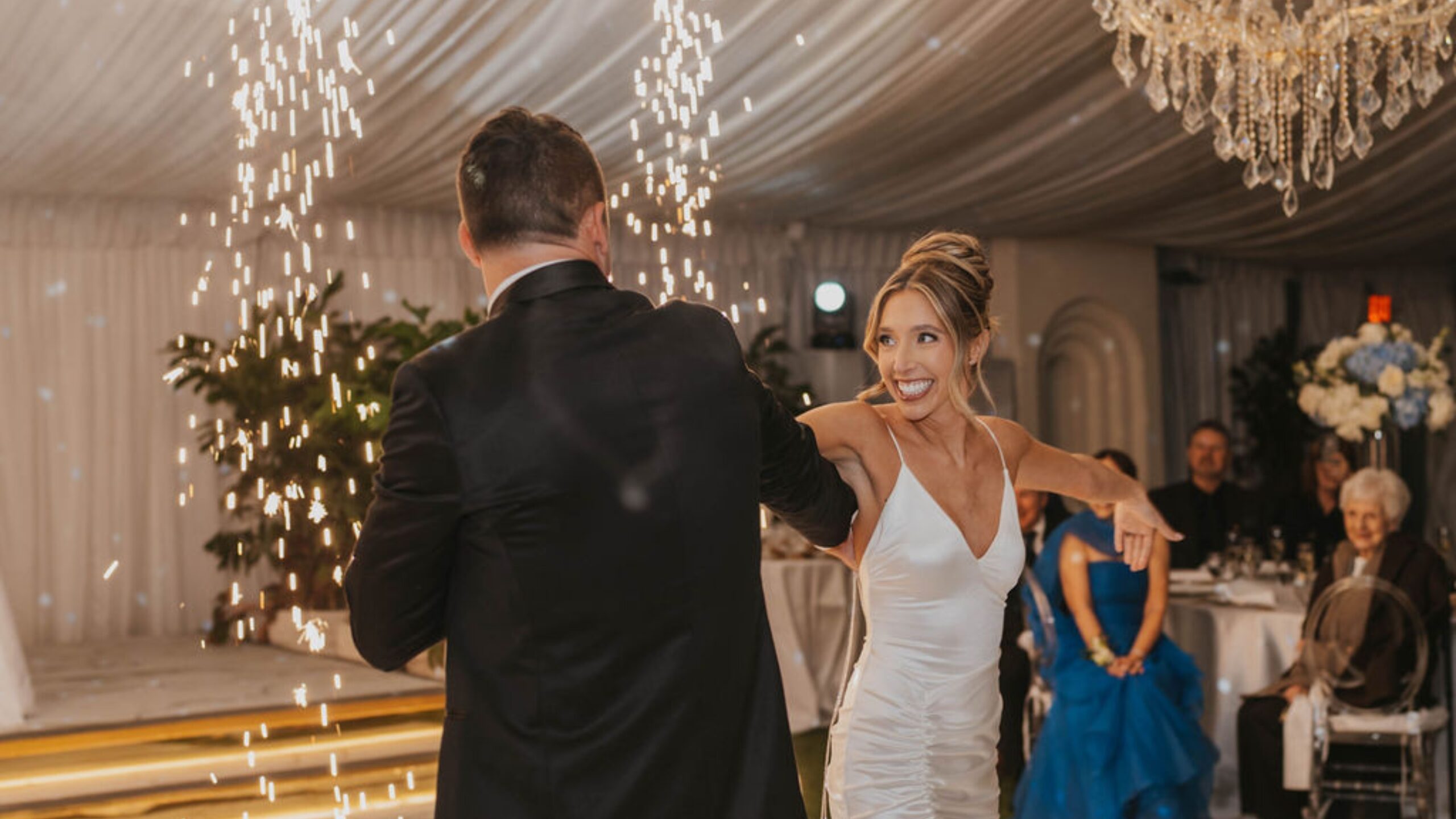 Pareja bailando mientras chispas frías vuelan detrás de ellos en una boda en el sur de Florida