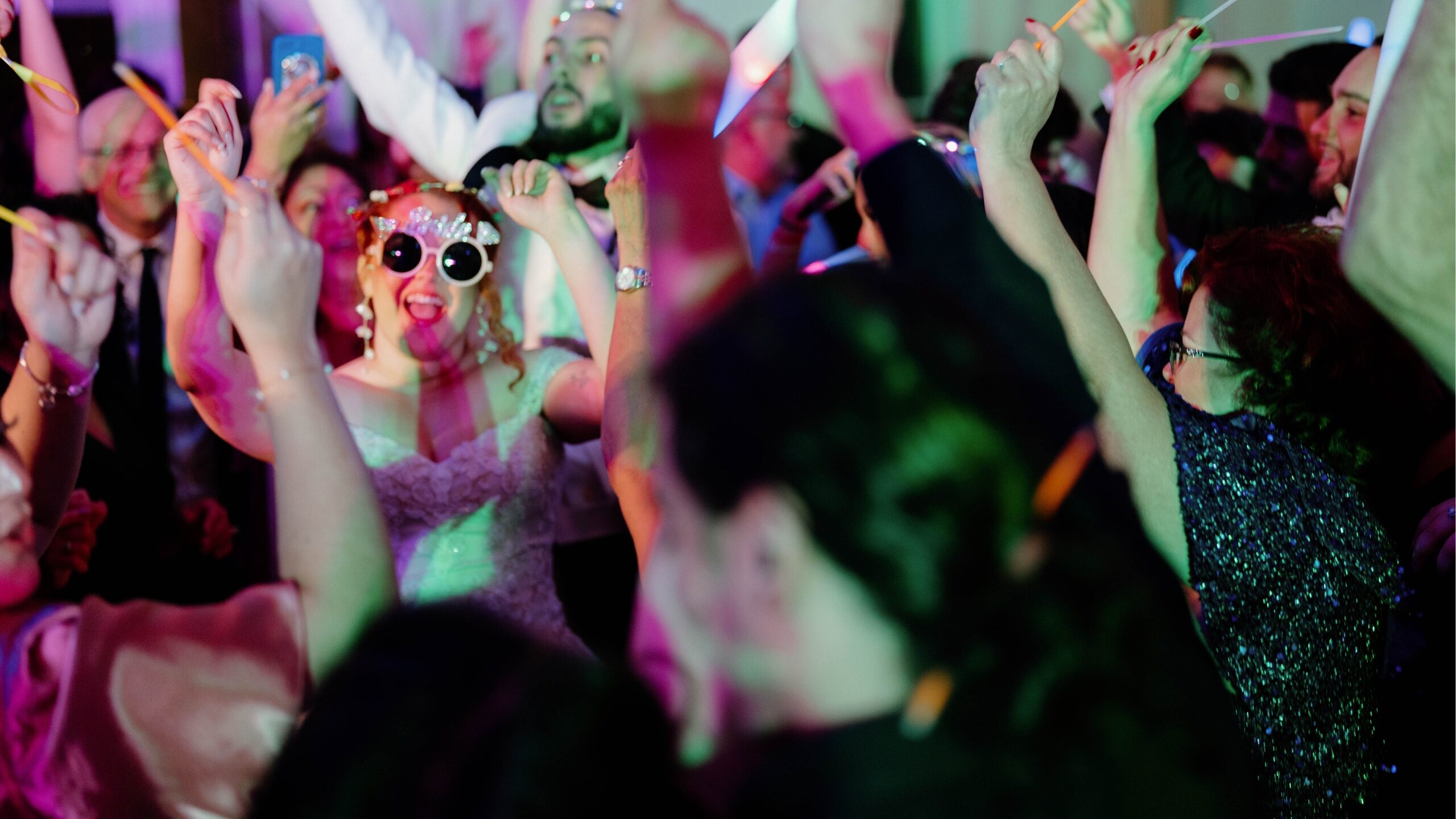 Novios de Miami divirtiéndose en la pista de baile de su boda