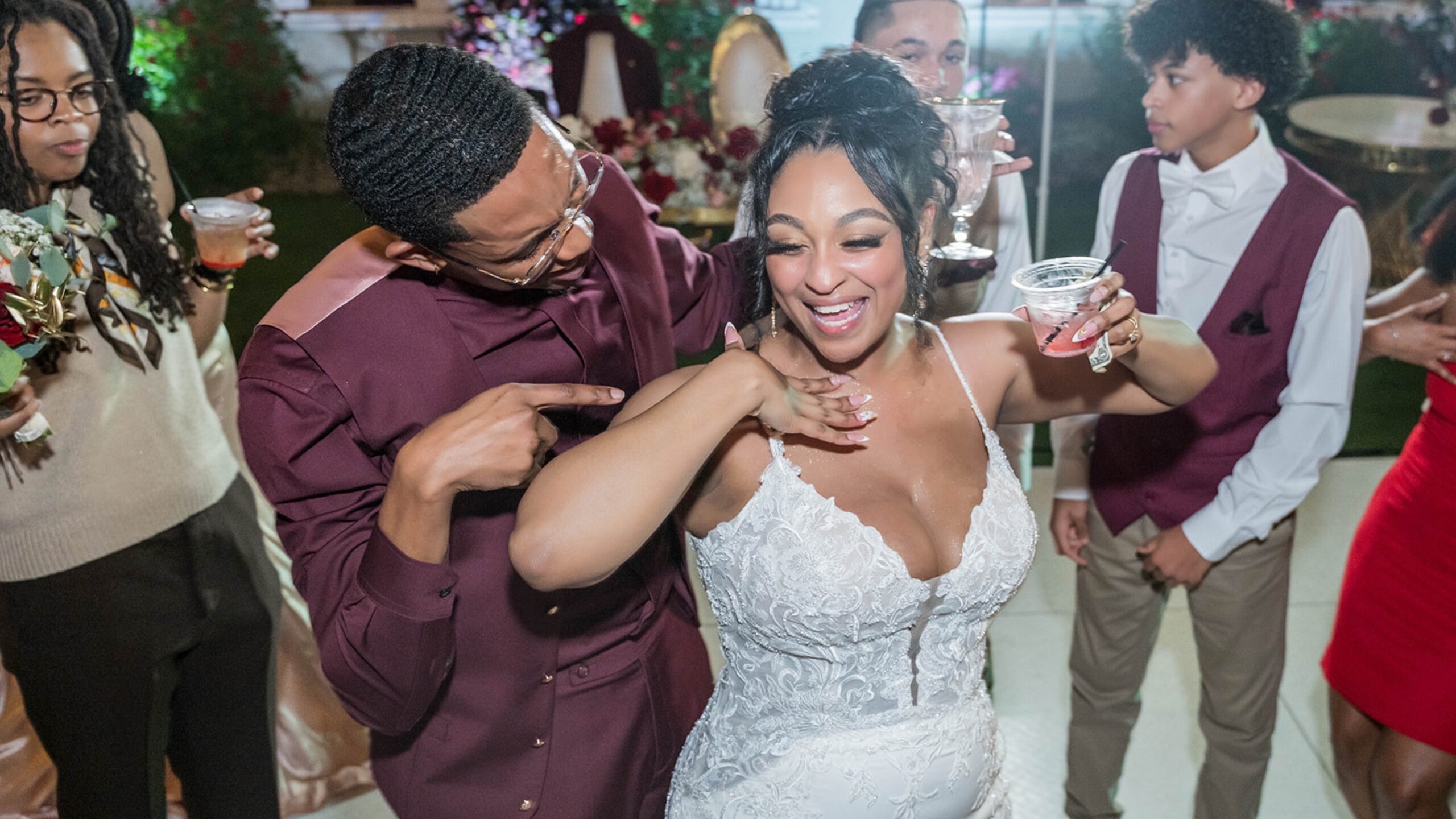 Recién casados cantando junto a la música en la pista de baile de la boda