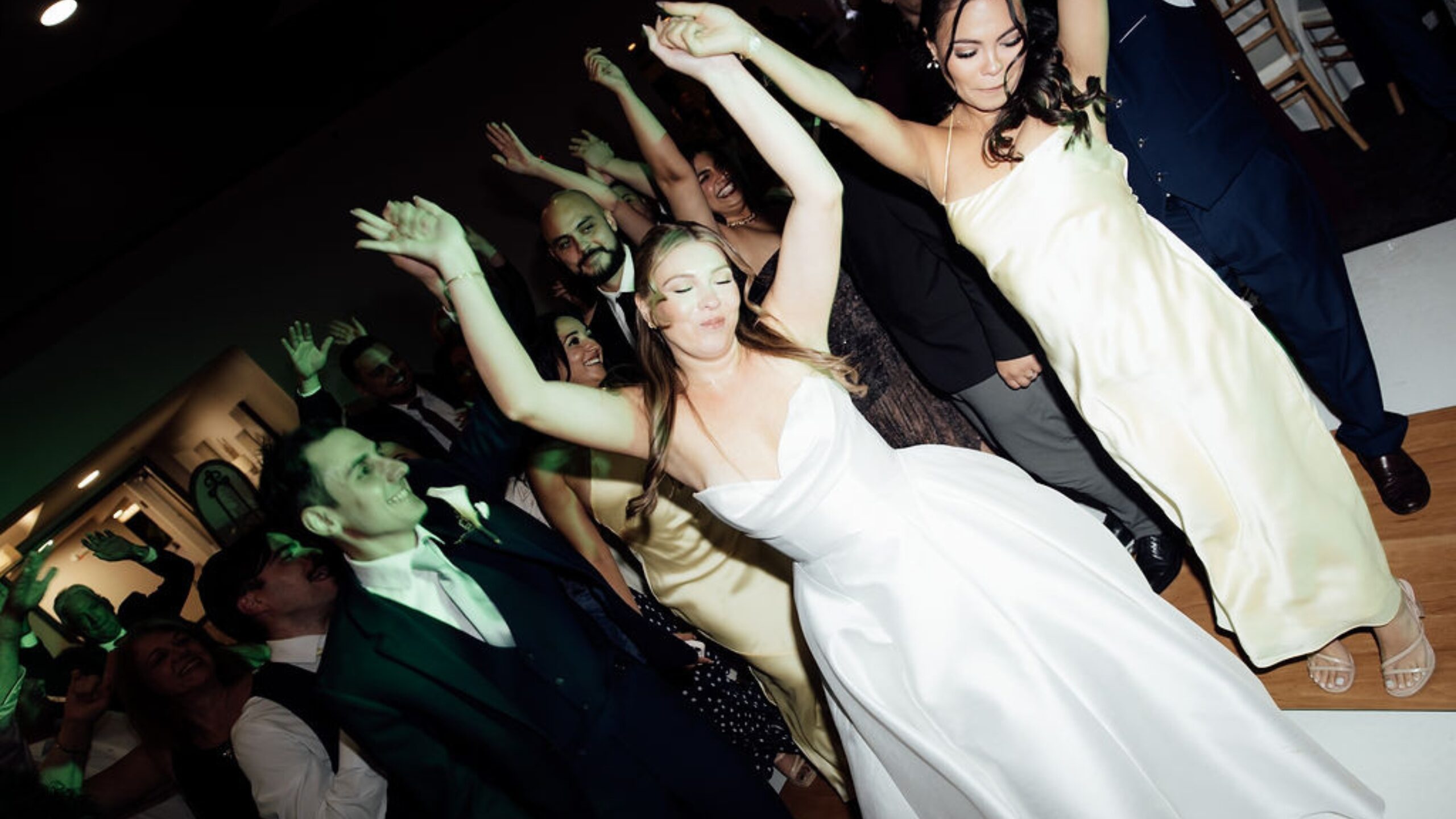 Novios bailando con sus invitados en su recepción de boda en Jupiter, Florida