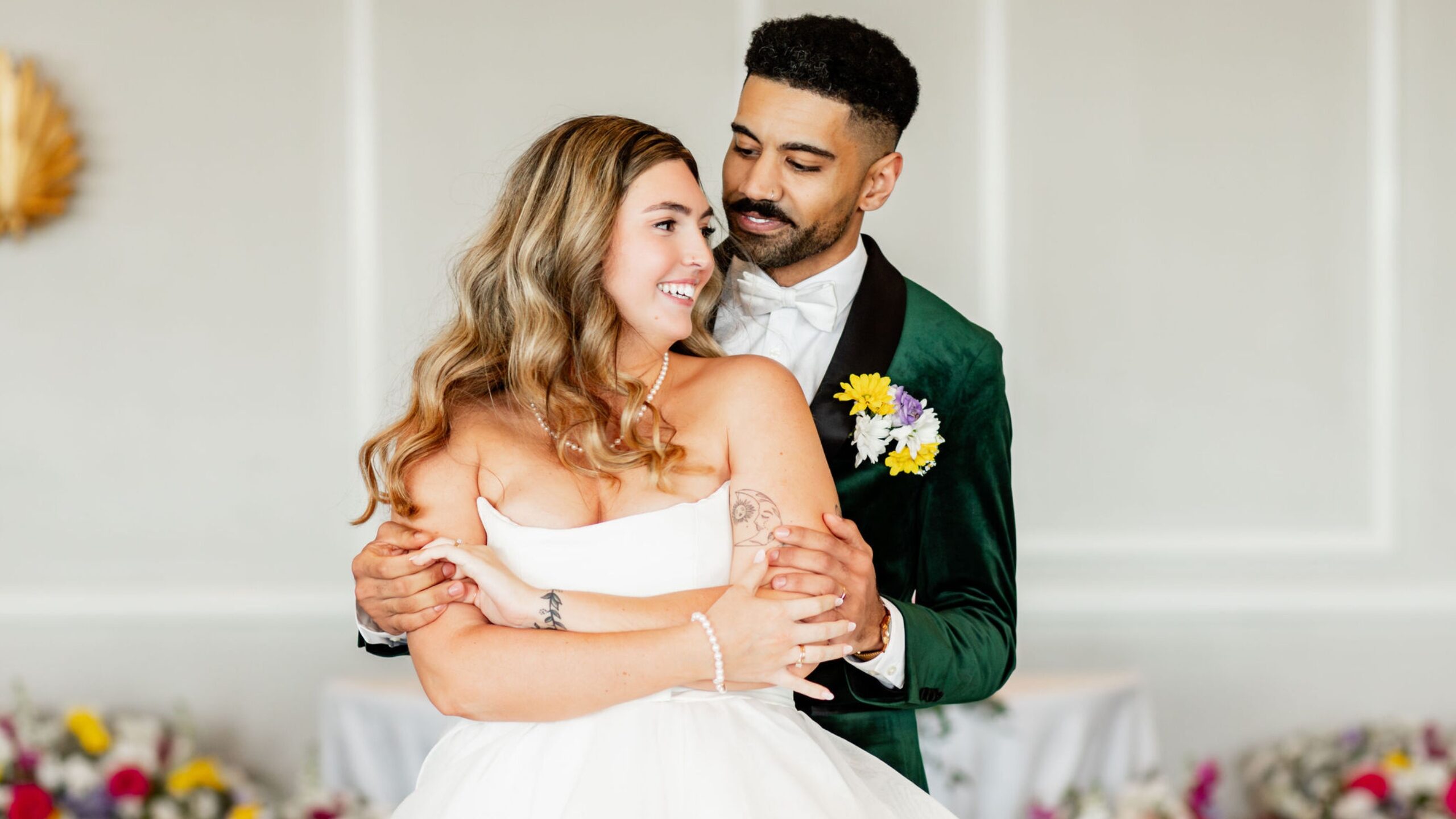 Novios compartiendo su primer baile en la pista de su boda