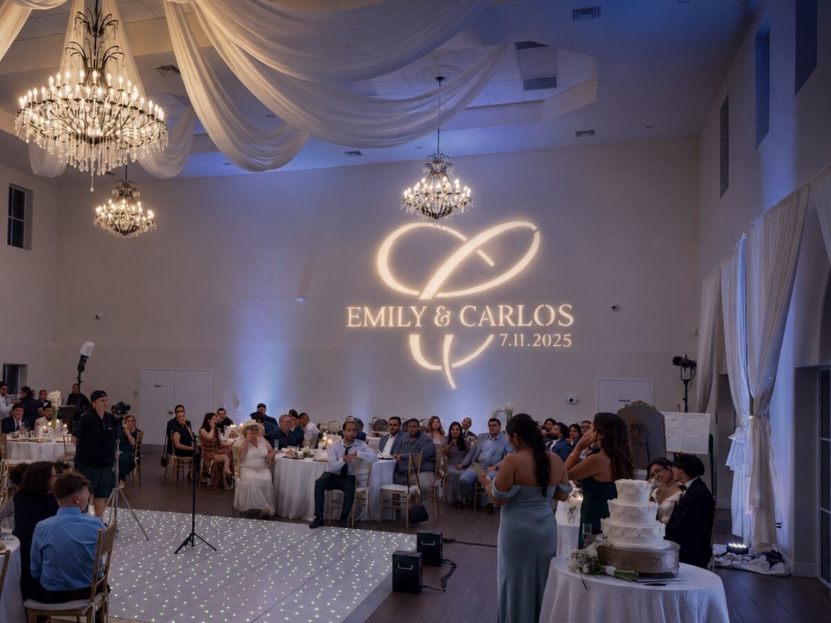 Monograma de boda personalizado proyectado en la pared de un salón de Miami