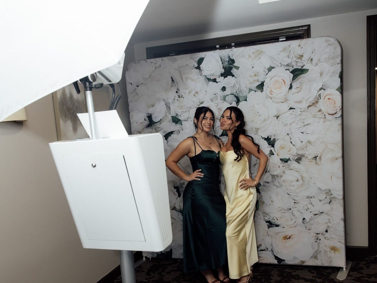 Invitados de boda disfrutando de la cabina de fotos de Xpress Entertainment en una recepción en Miami