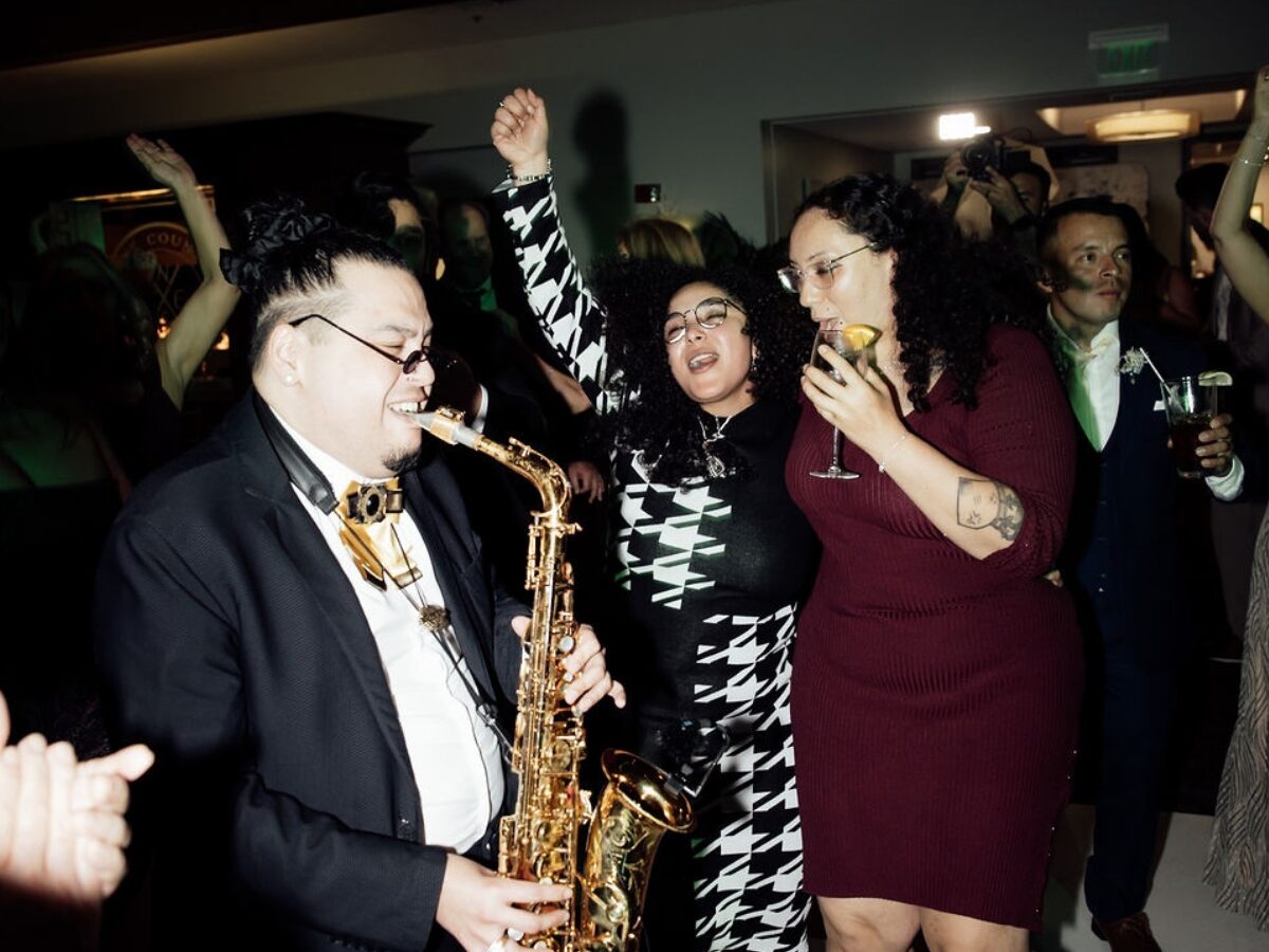 Saxofonista en vivo tocando con Xpress Entertainment en la pista de baile de una boda