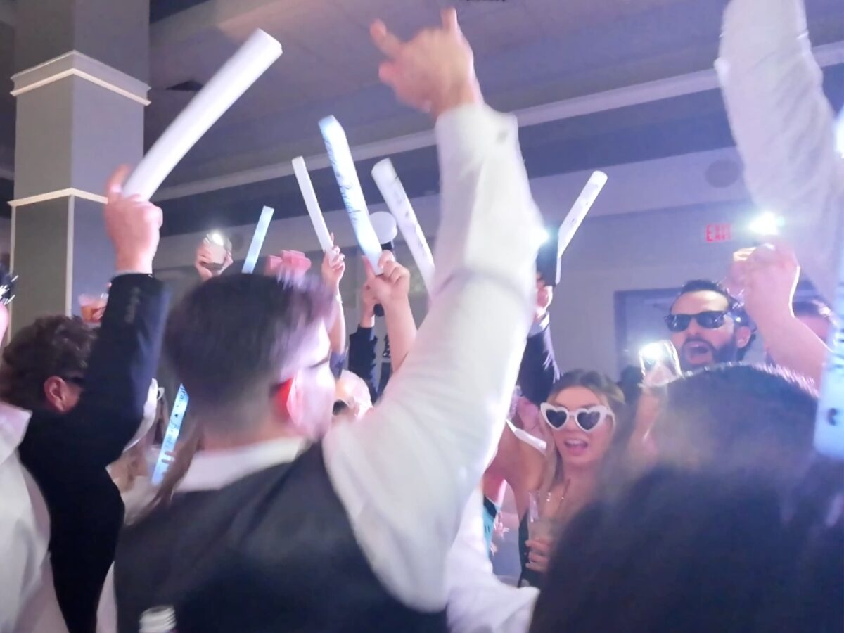 Creador de contenido de boda capturando momentos detrás de cámaras en vivo en una recepción