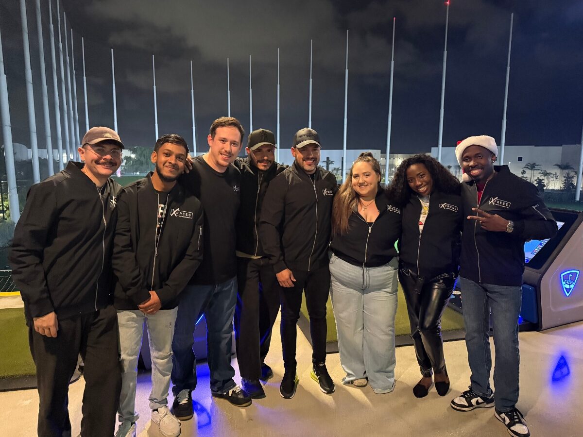 El equipo de Xpress Entertainment en Top Golf durante su fiesta de Navidad